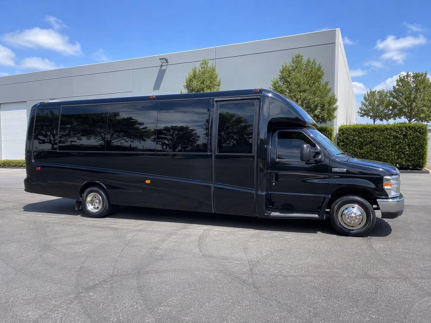Kansas City Winery Tour & Pub Crawl Transportation party bus exterior